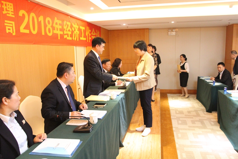 各部門、糧庫向董事長黃國林遞交2018年度經(jīng)營業(yè)績（工作目標(biāo)）責(zé)任書和安全生產(chǎn)管理責(zé)任書。_副本.jpg