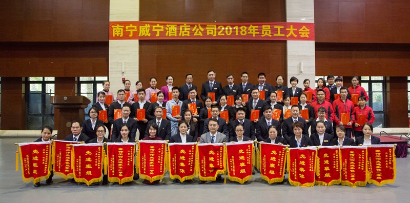 公司領(lǐng)導(dǎo)與獲獎集體、個人合影_副本.jpg