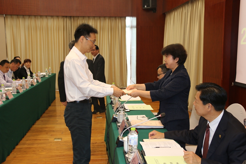 圖為監(jiān)管單位負責(zé)人遞交企業(yè)經(jīng)營業(yè)績責(zé)任書和安全生產(chǎn)目標(biāo)管理責(zé)任書_副本.jpg