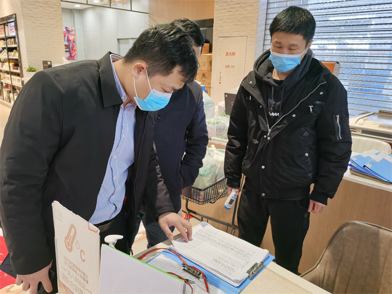 公司黨委副書(shū)記、總經(jīng)理陳志光檢查寧家鮮生疫情防控工作 (1).jpg